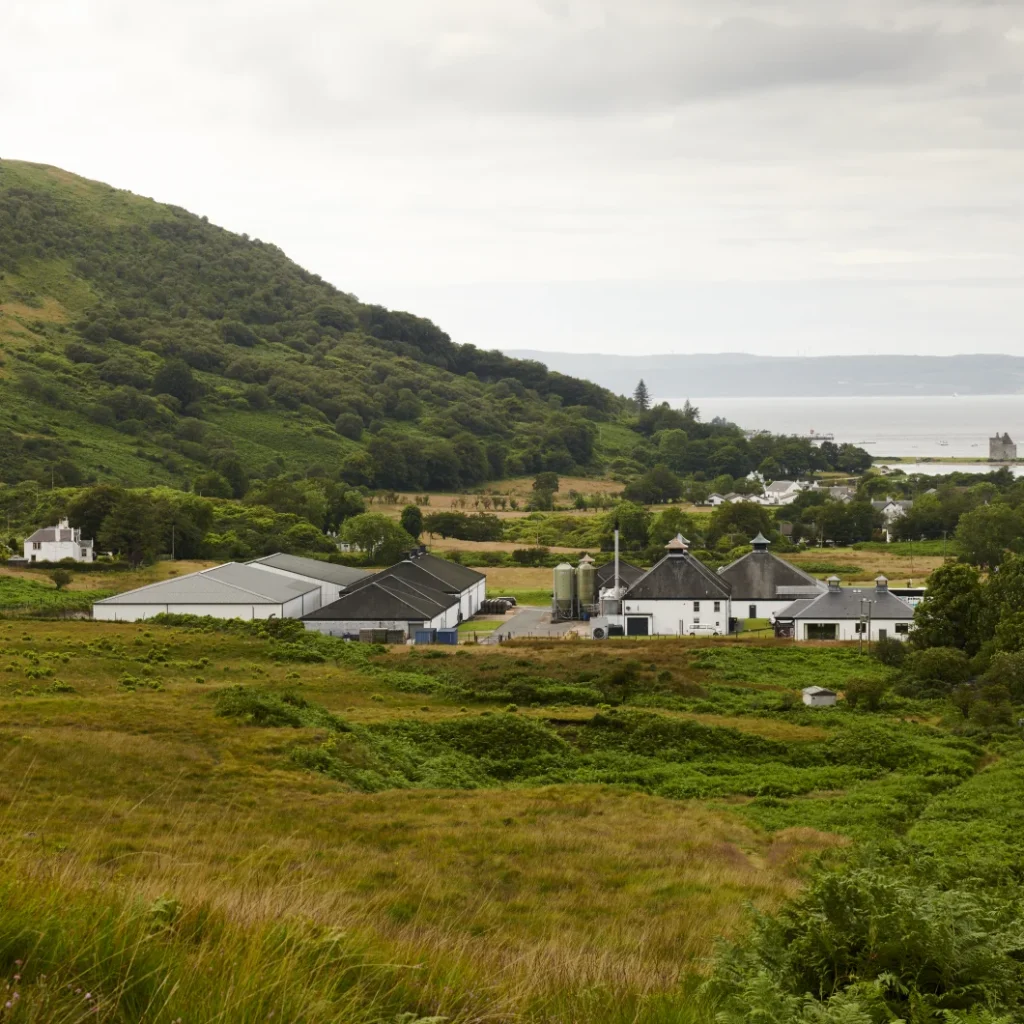 La distillerie dans son paysage — Arran