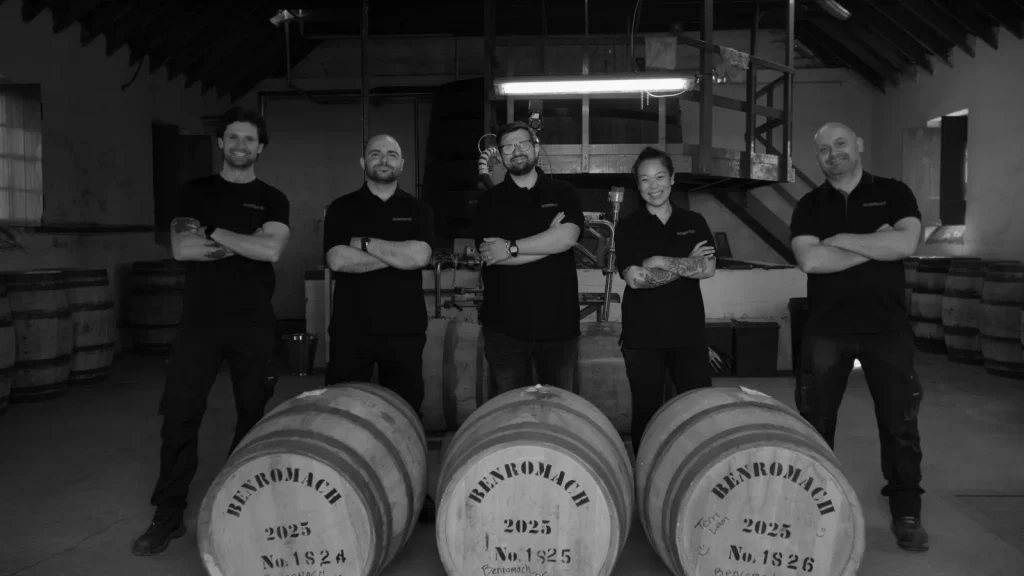 L’équipe dans le chai à fûts — Benromach