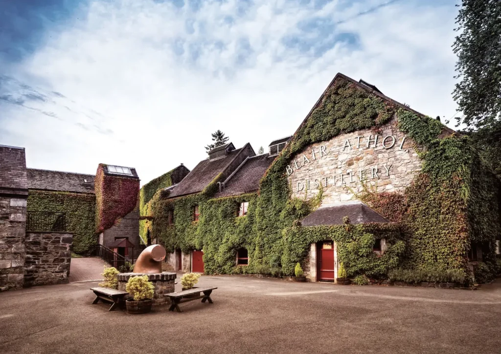 La cour de la distillerie — Blair Athol