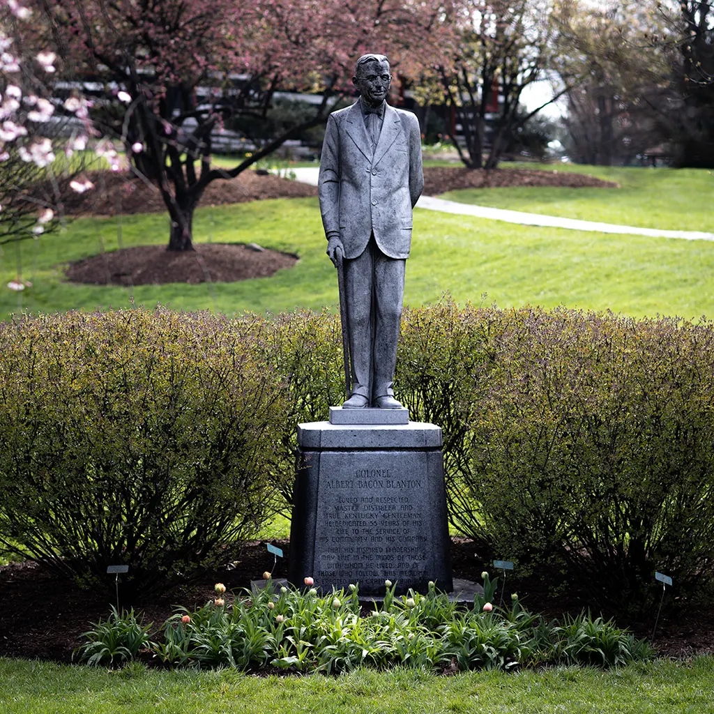 La statue dans le jardin — Blanton's