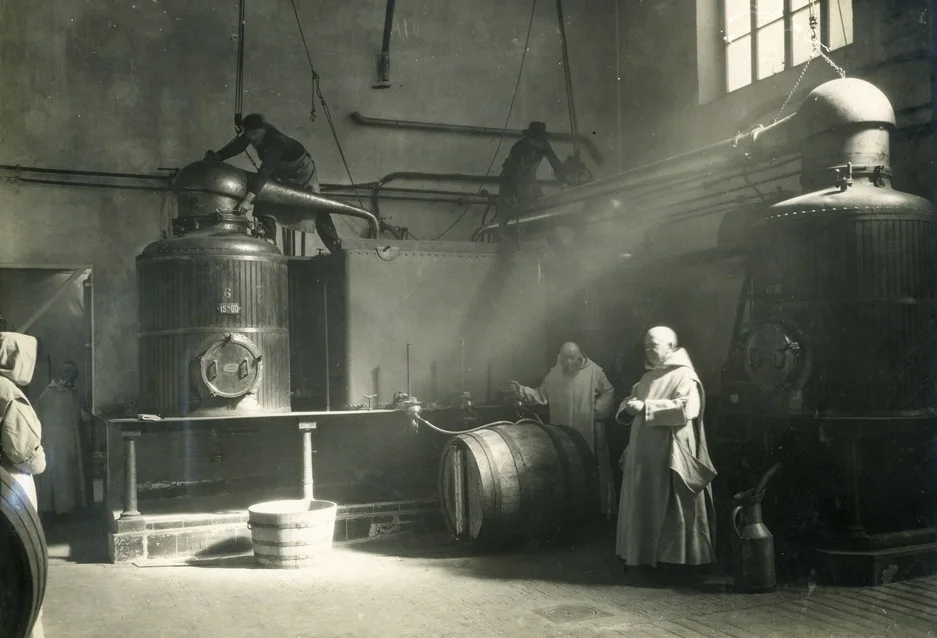 Les moines dans la distillerie — chartreuse