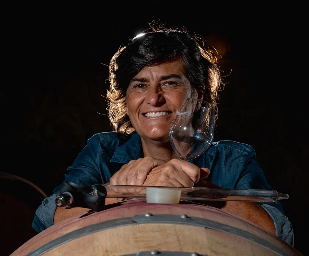 La vigneronne au chai — Château Beau Rivage