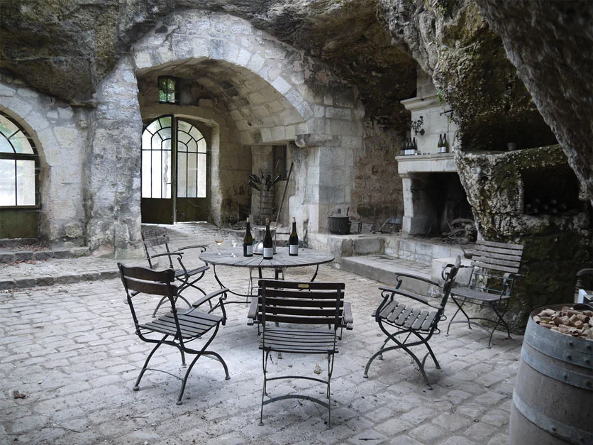 La cour troglodytique — Chateau Yvonne