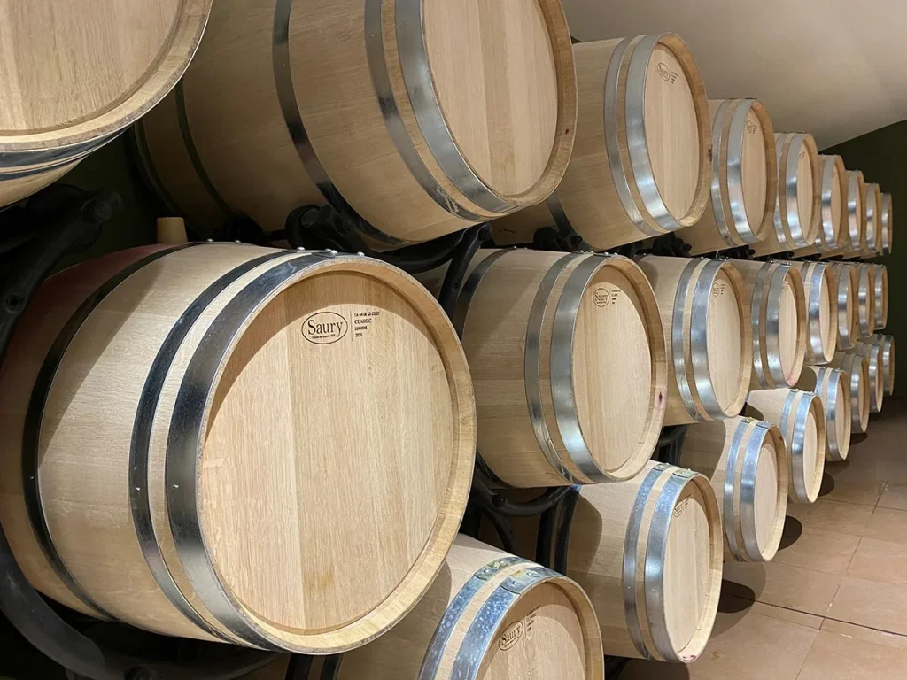 Le chai à barriques — Clos des Fées