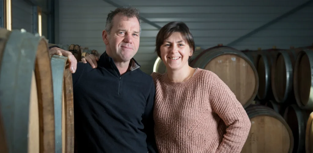 Le couple au chai à barriques — Domaine Barou