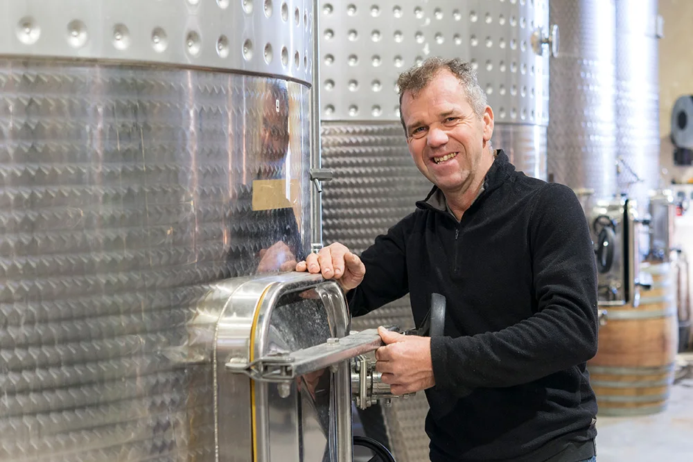 Au travail dans le chai — Domaine Barou