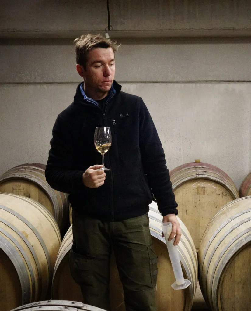 Dégustation dans le chai à barriques — Domaine de la Préceptorie