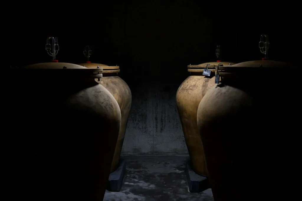 Les amphores dans le chai — Domaine de l'Ecu