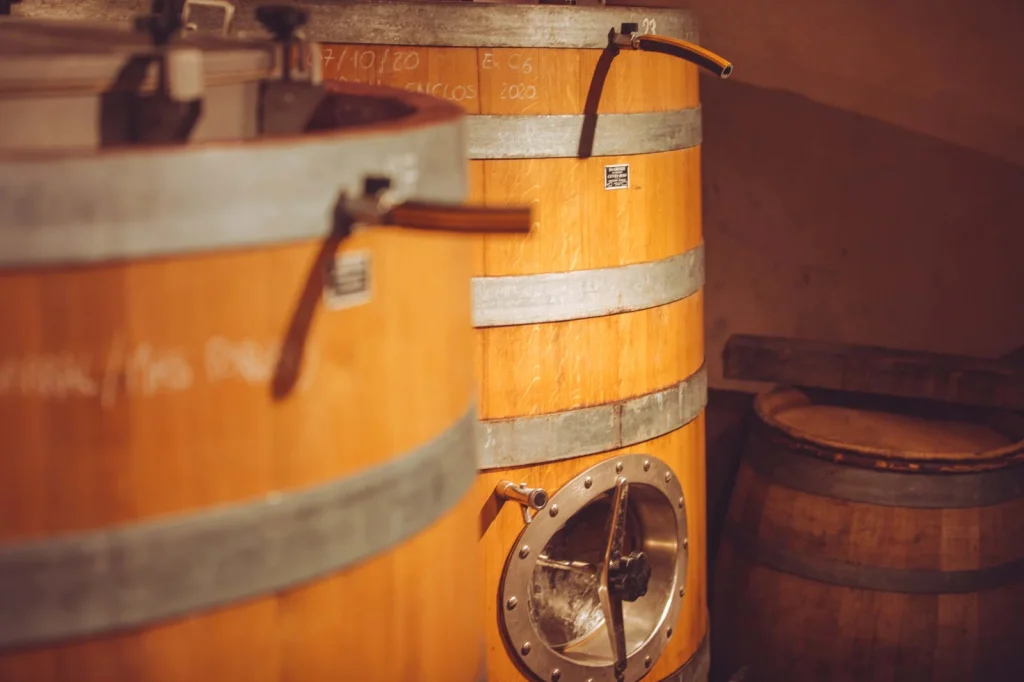Les cuves en bois du chai — Domaine des deux ânes