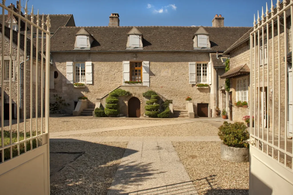 La cour et les bâtiments — Domaine Michel Juillot