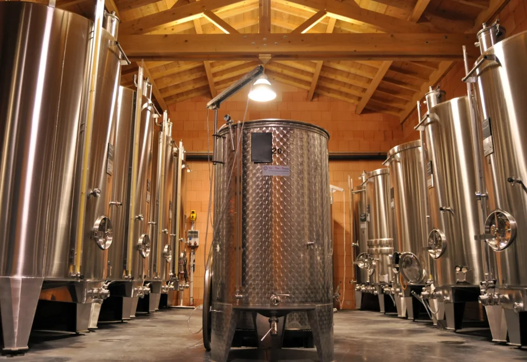 Le chai et ses cuves inox — Domaine Montbarbon