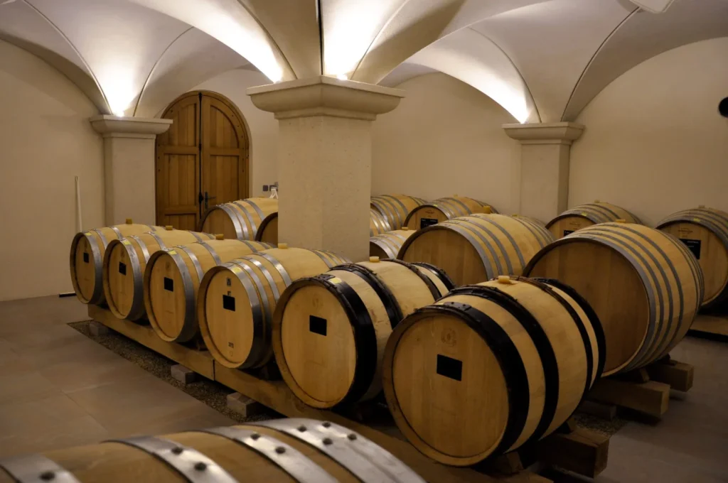 La cave à barriques — Domaine Montbarbon