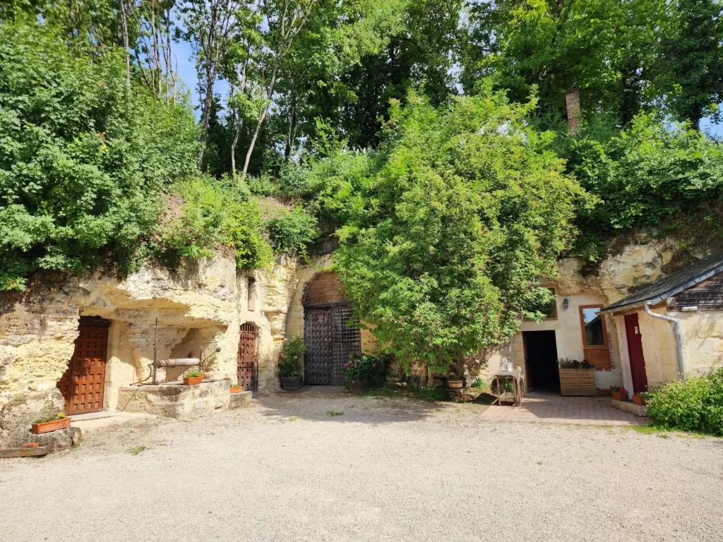 Les entrées des caves troglodytiques — Domaine Vincent Carême