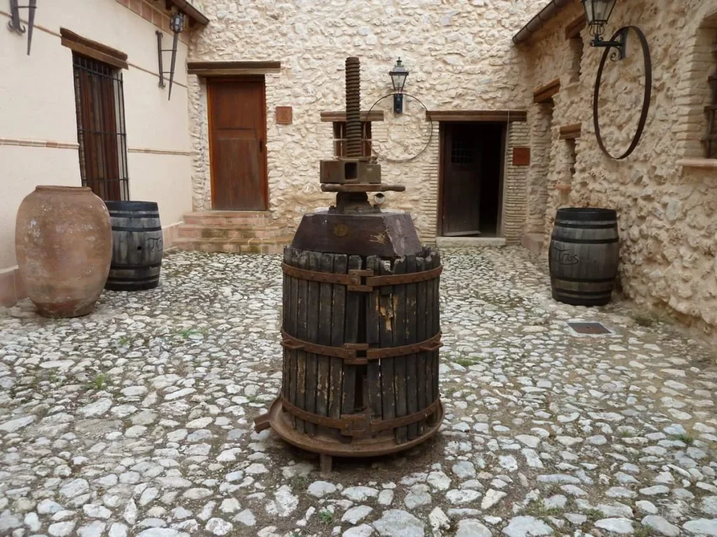 Le pressoir dans la cour — Dominio Los Pinos