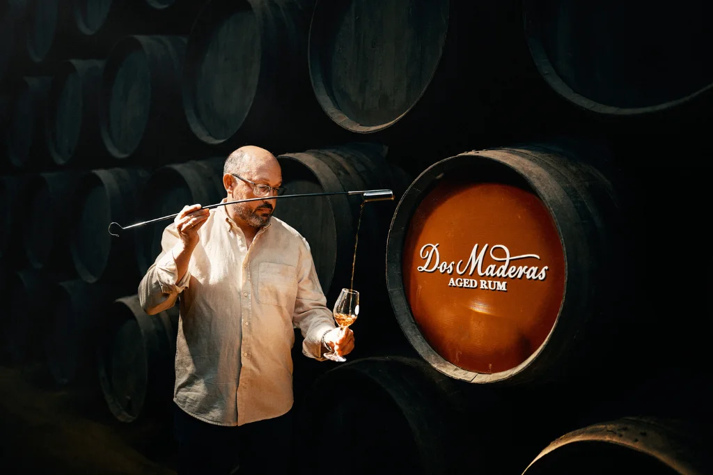 Prélèvement de rhum au fût — Dos Maderas