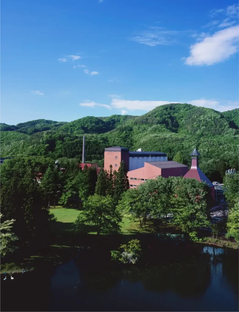 La distillerie dans son écrin boisé — Nikka