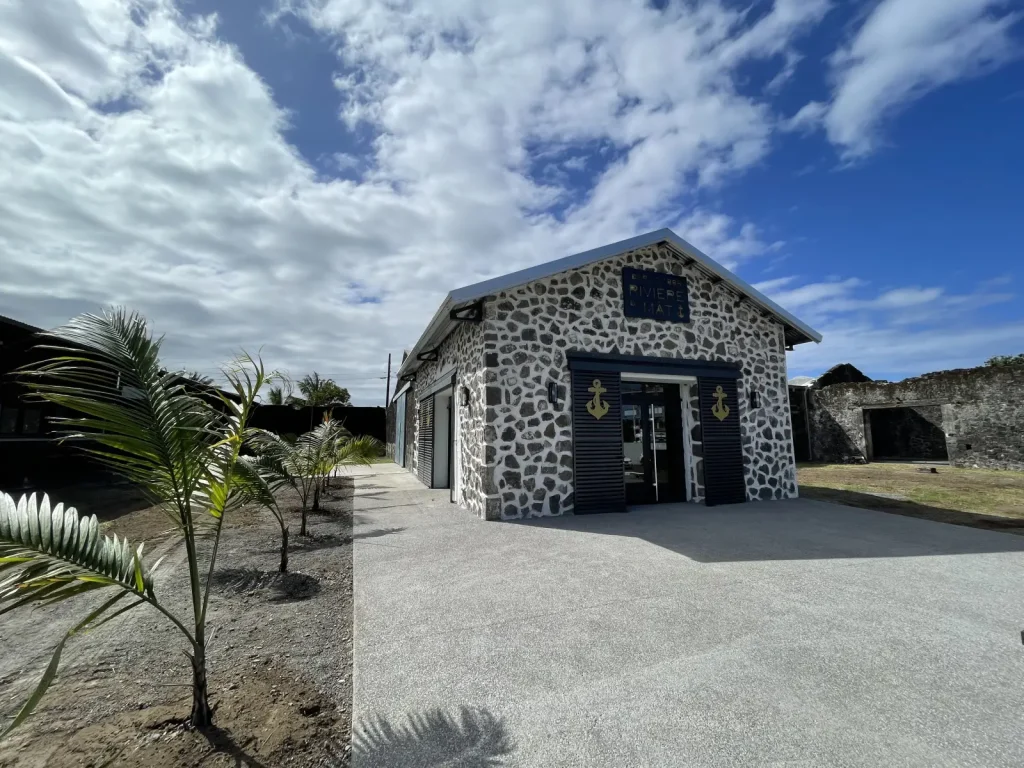 Le bâtiment en pierre — Rivière du mat