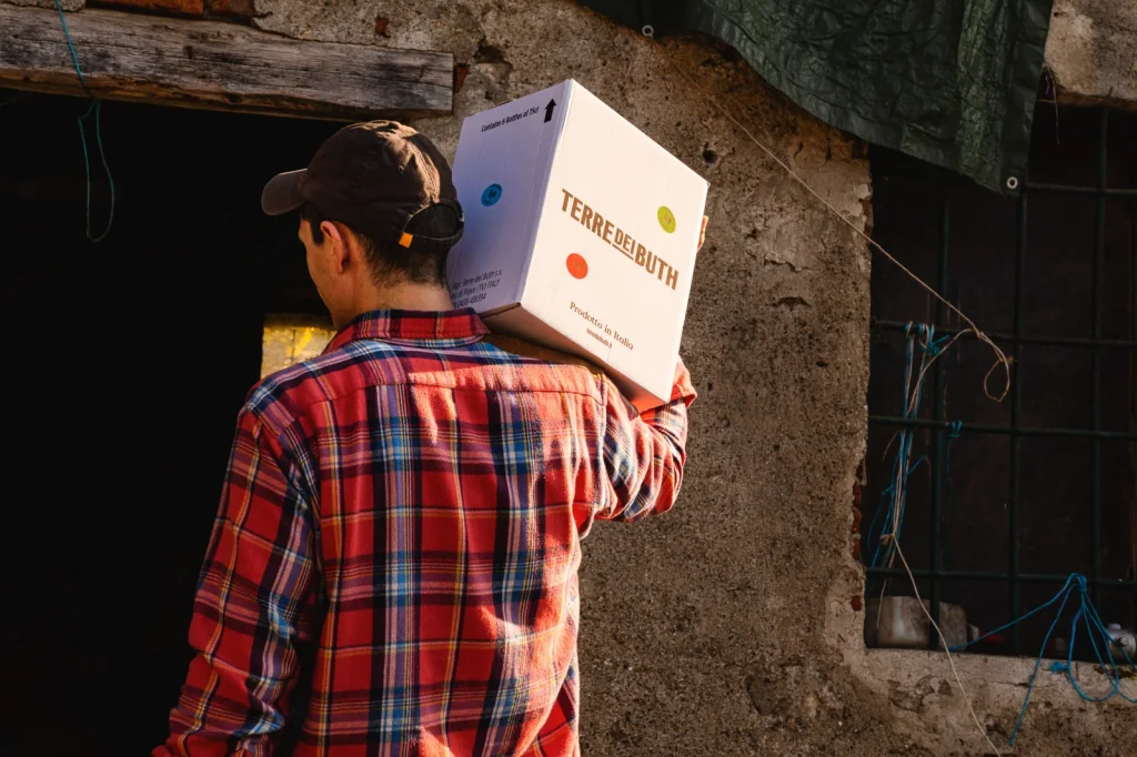 Transport d’un carton de vin — Terre dei Buth